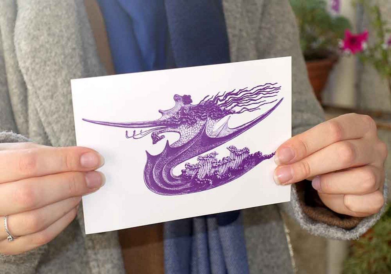 Stadtrundgang Station Thierschstraße – das neue Logo des Vereins auf einer Postkarte