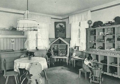 Stadtrundgang Station Landwehrstraße – Innenaufnahme von der Spielecke im Gabrielenheim mit zwei Kindern