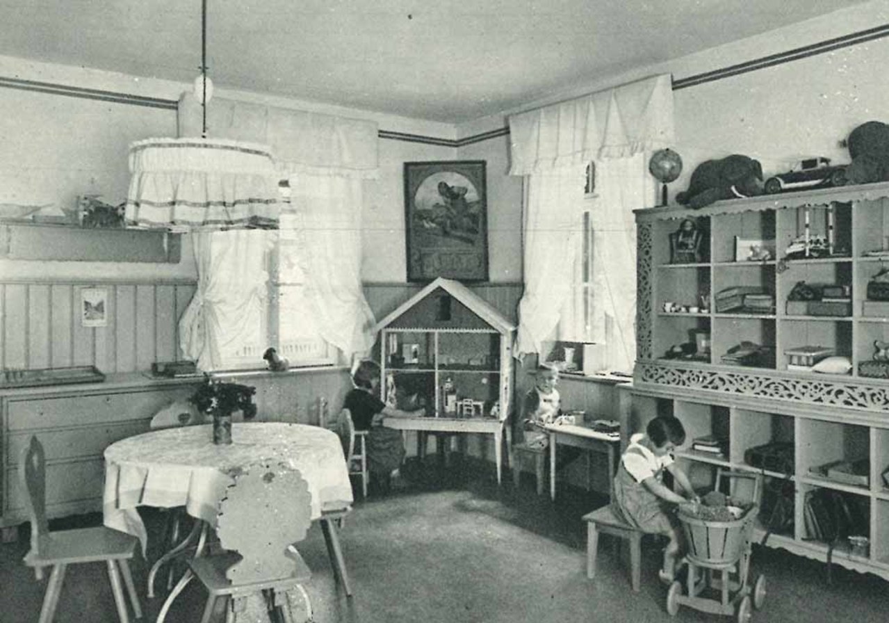 Stadtrundgang Station Landwehrstraße – Innenaufnahme von der Spielecke im Gabrielenheim mit zwei Kindern