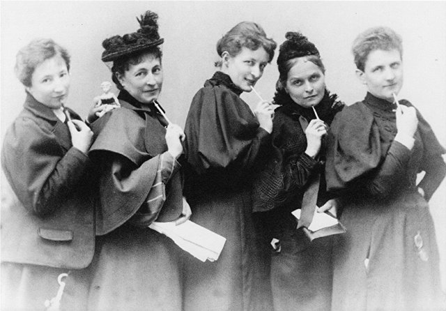Gruppenbild_Atelier_Elvira__um_1894_.JPG