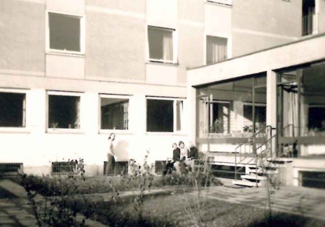 Stadtrundgang Station Jägerstraße – Außenaufnahme im Garten vom neuen Luisenhaus