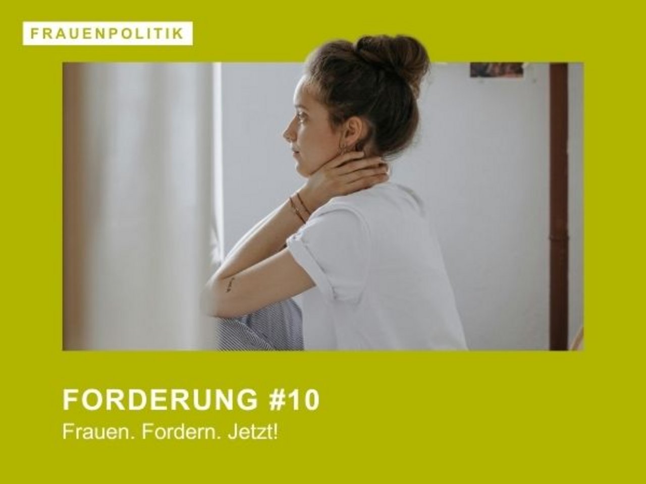 Traurige Frau ohne Wohnung - Wohnen bezahlbar machen