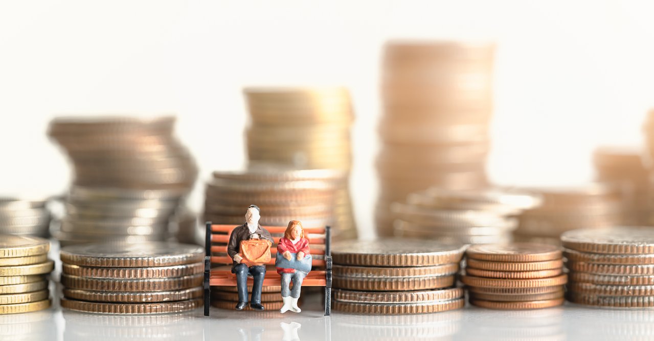 Figuren mit Geldbergen im Hintergrund - FIT bietet Budgetberatung