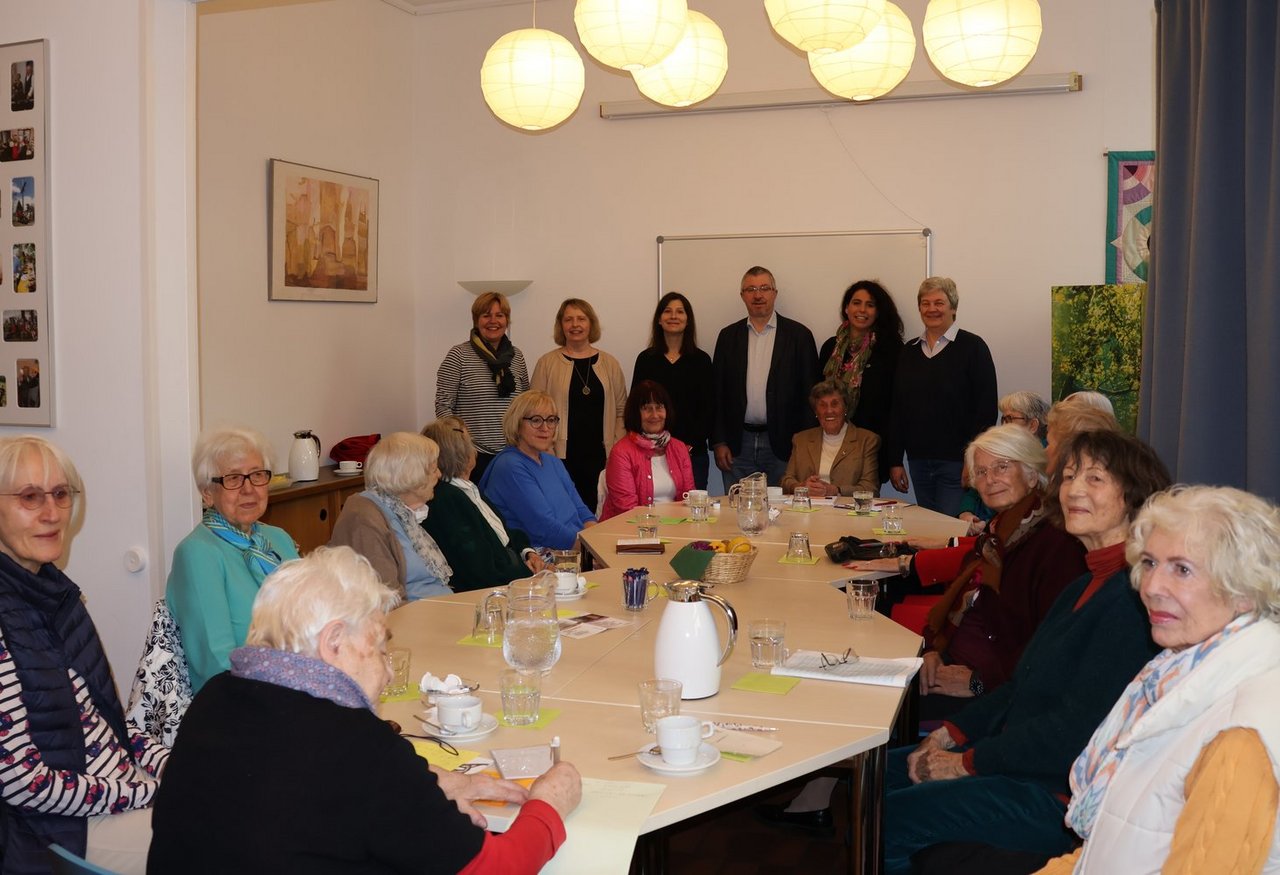 Anne_Huebner__Vorsitzende_SPD_Volt_Stadtratsfraktion_zu_Besuch_in_der_Seniorenboerse_am_10.11.2022.JPG