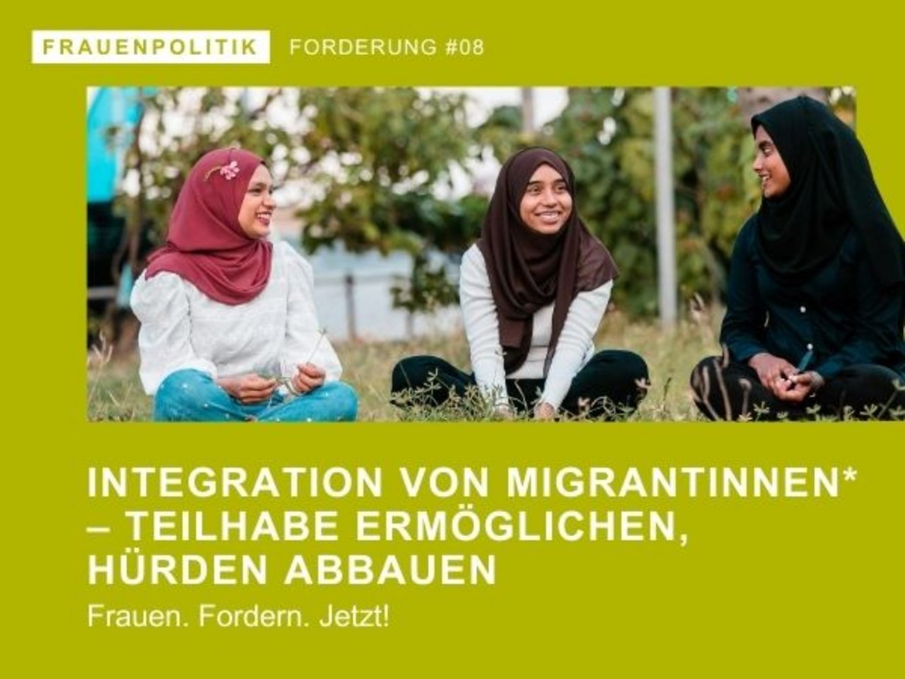 Migrantinnen vor Zelt auf einer Wiese - Hürden abbauen