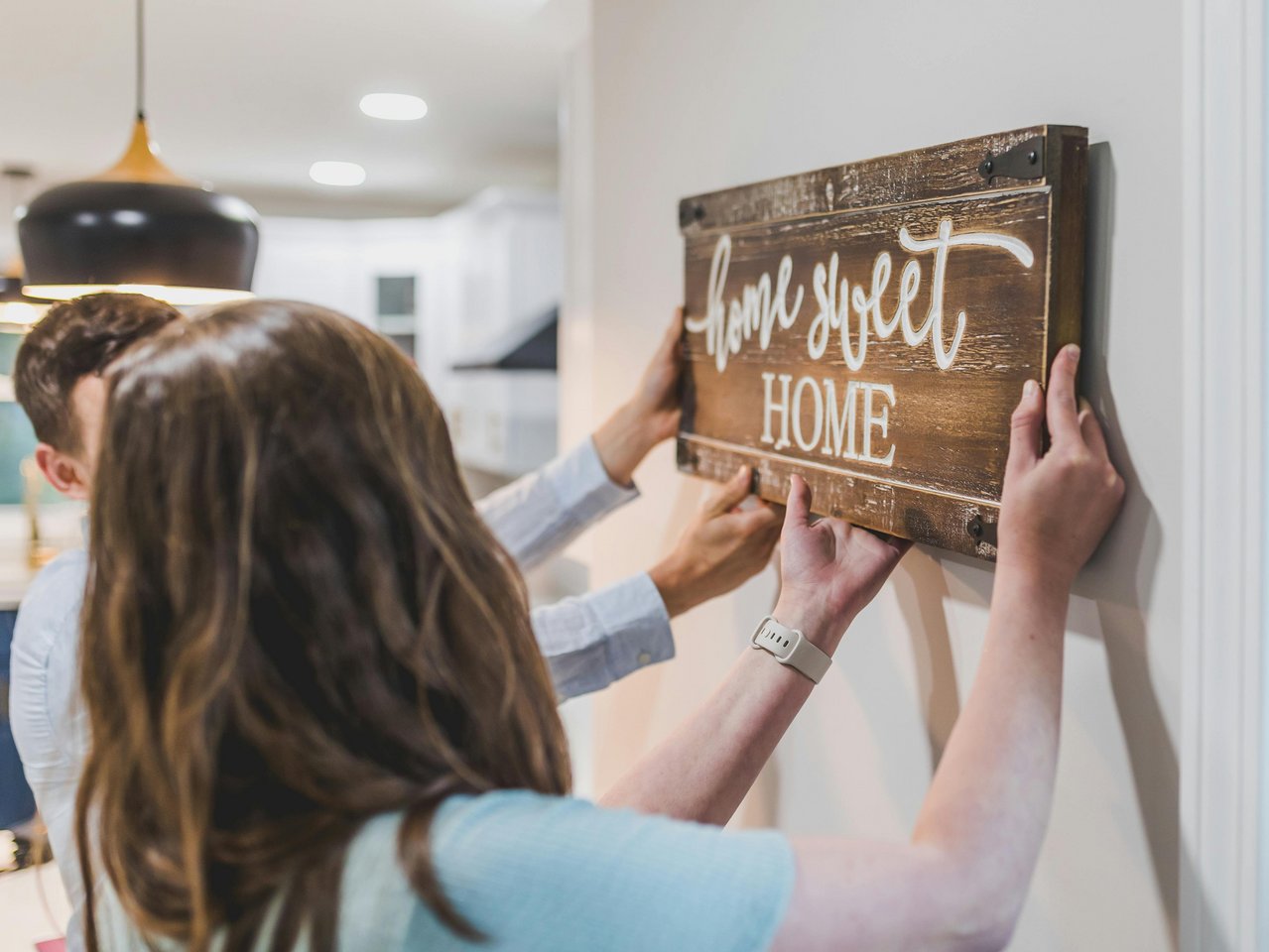Frauen am Schild Home sweet home - bezahlbares Wohnen ist wichtig