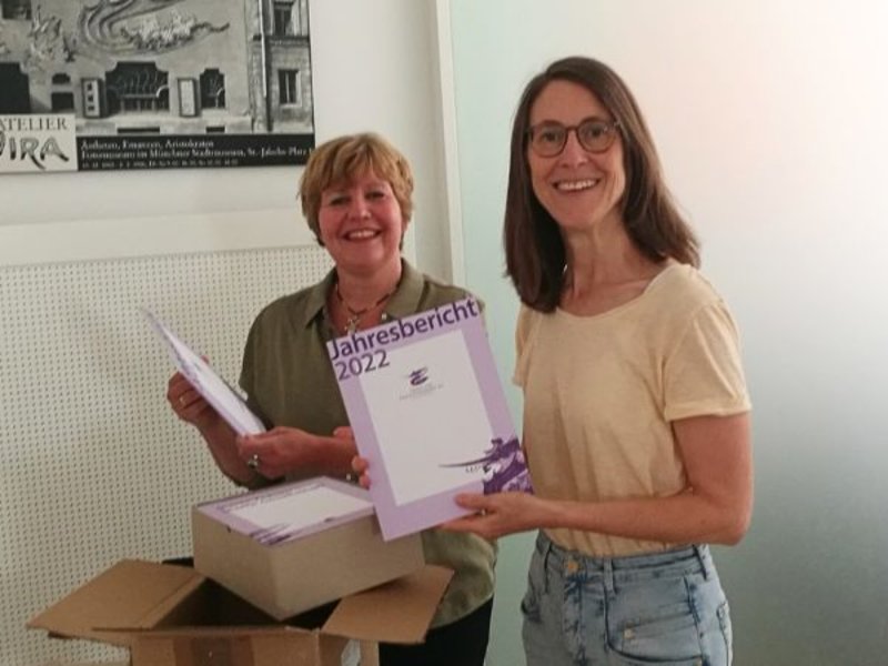 Jahresbericht 2022 ist druckfrisch eingetroffen – Inga Fischer und Verena Koppitz betrachten ihn freudig