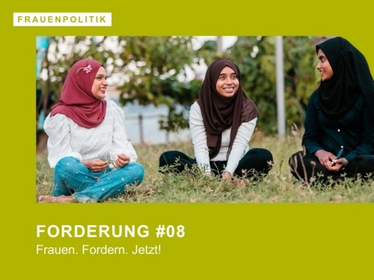 Migrantinnen auf einer Wiese - Teilhabe ermöglichen