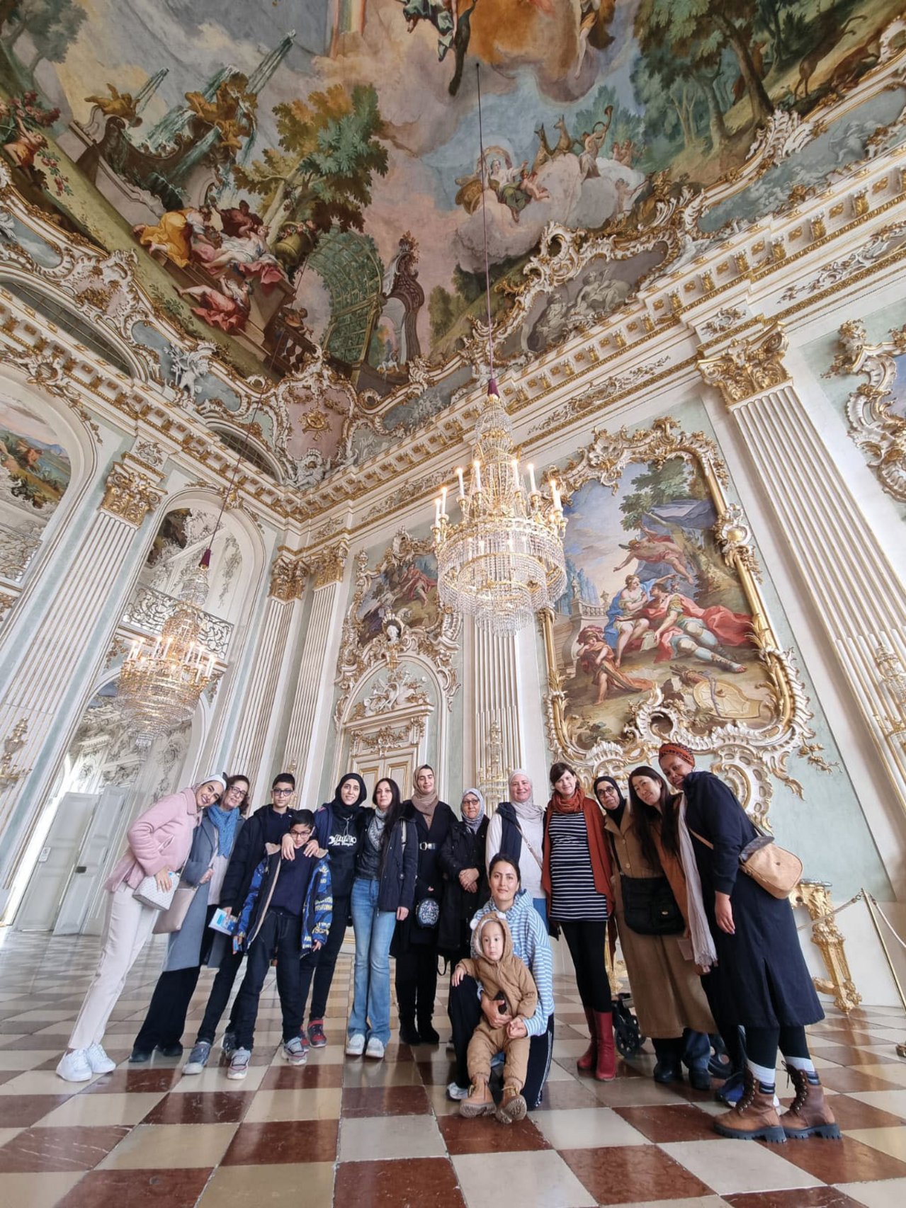 Frauengruppe im Schloss, fremd vertraut, interkultureller Austausch, Frauen mit Flucht- und Migrationserfahrung