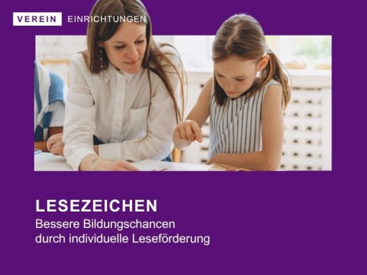 Frau mit Mädchen am Tisch - Lesen fördern