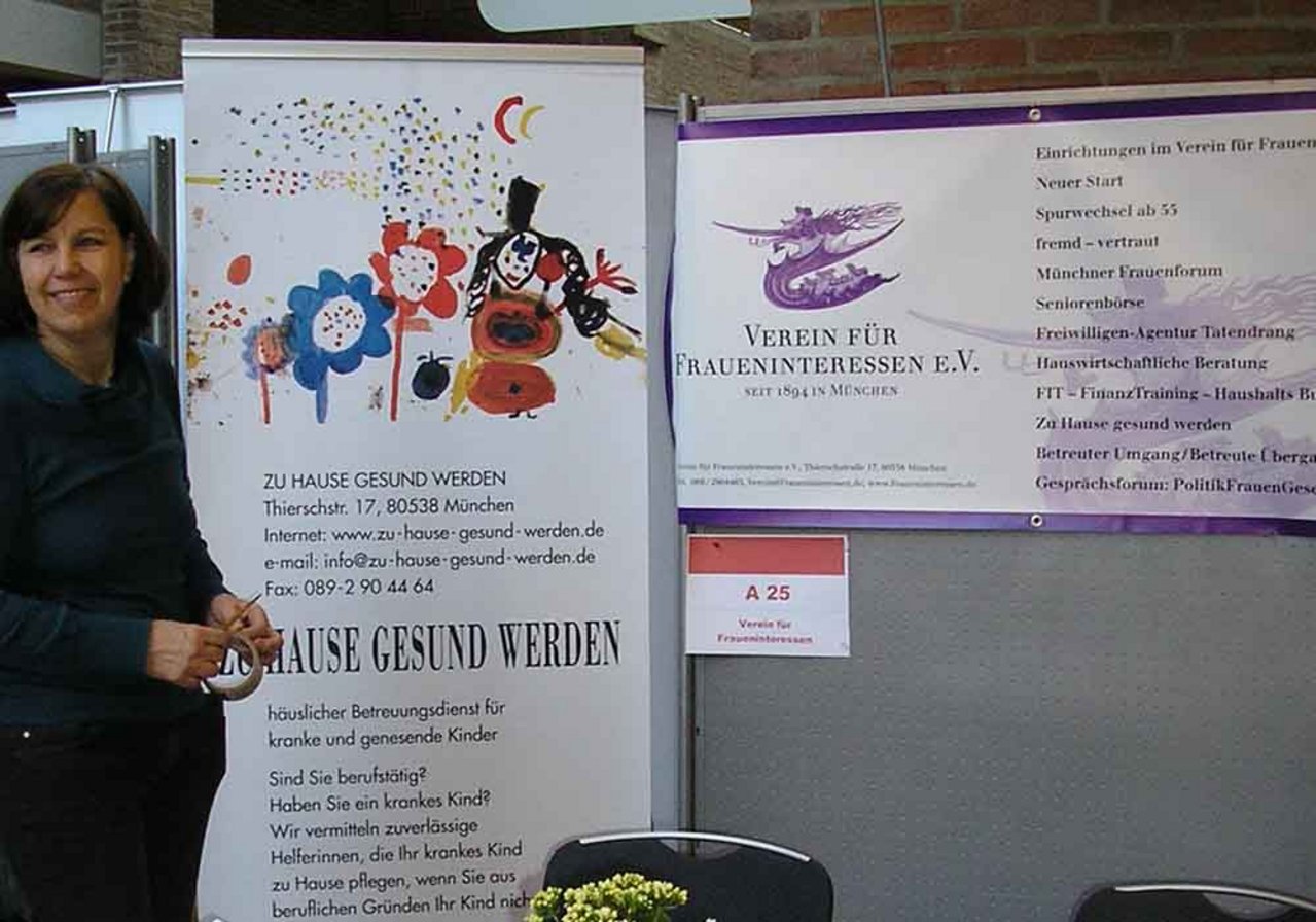 Stadtrundgang Station Thierschstraße – Messestand mit neuem Banner und Logo des Vereins