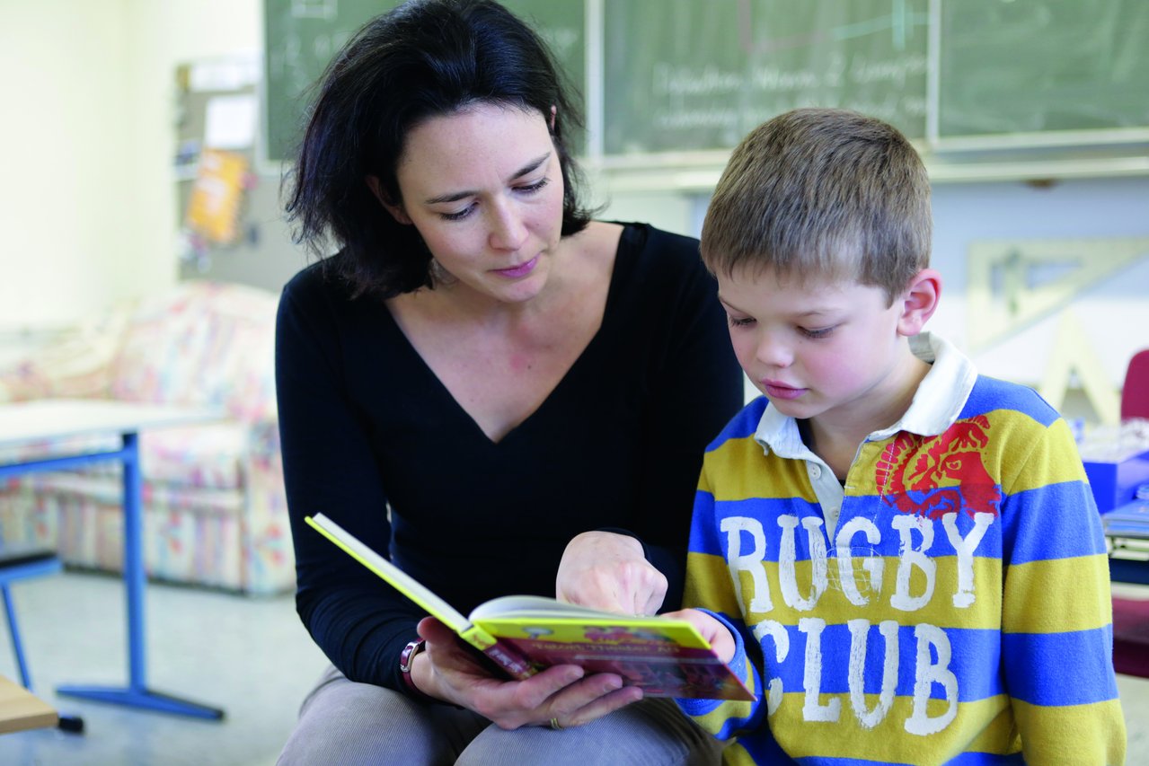 Frau mit Junge - Lesen ist eine Schlüsselkompetenz