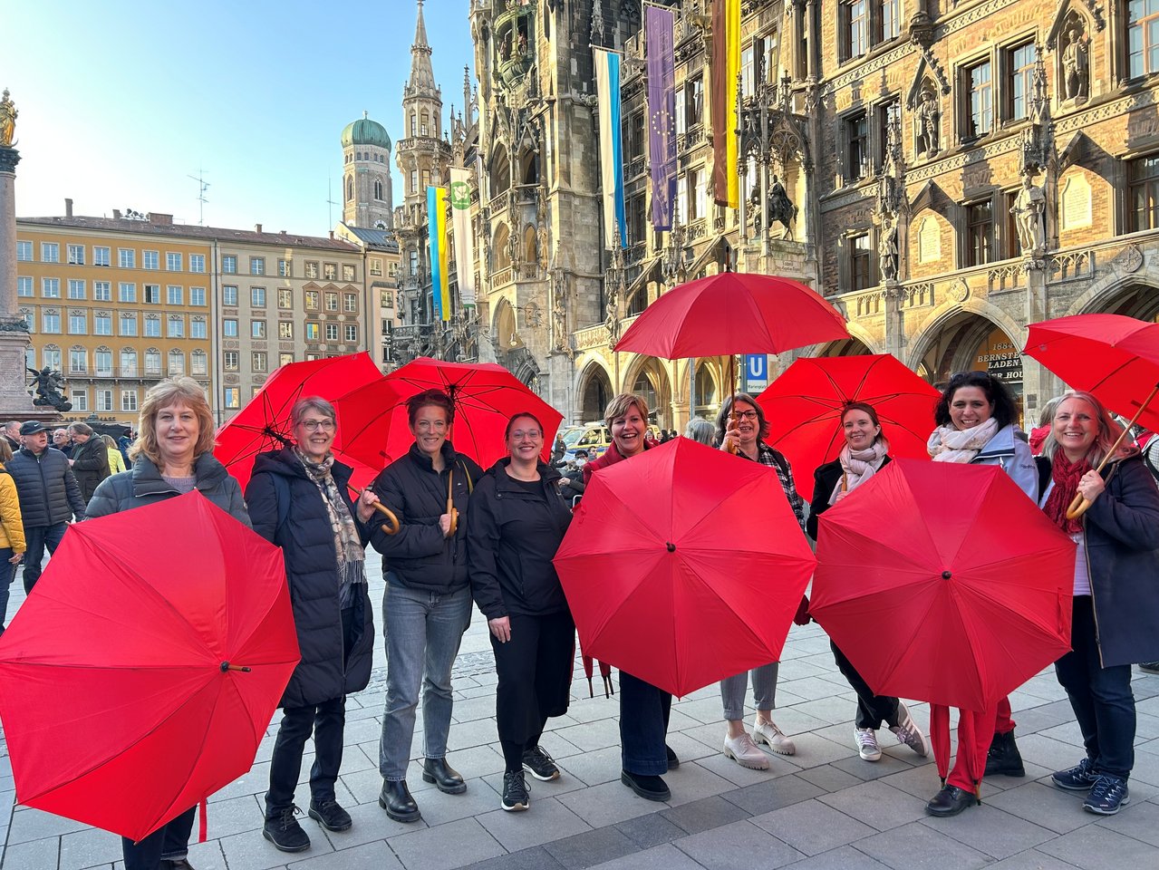 Stimmungsbild vom Equal Pay Day 2025 am Münchner Marienplatz mit Vereinsfrauen