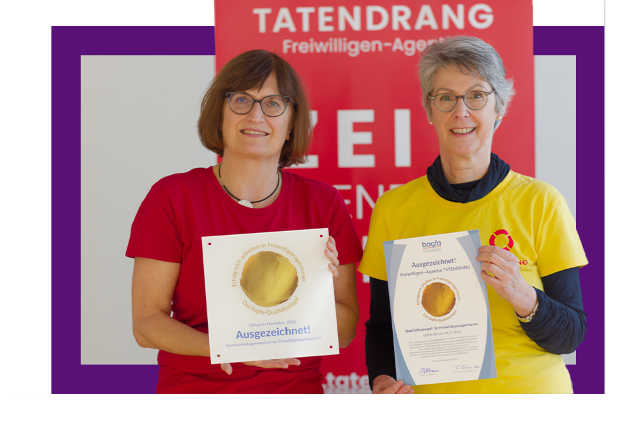 Ausgezeichnetes Engagement: Leitung von Tatendrang übernimmt Preis und zeigt die Urkunde.