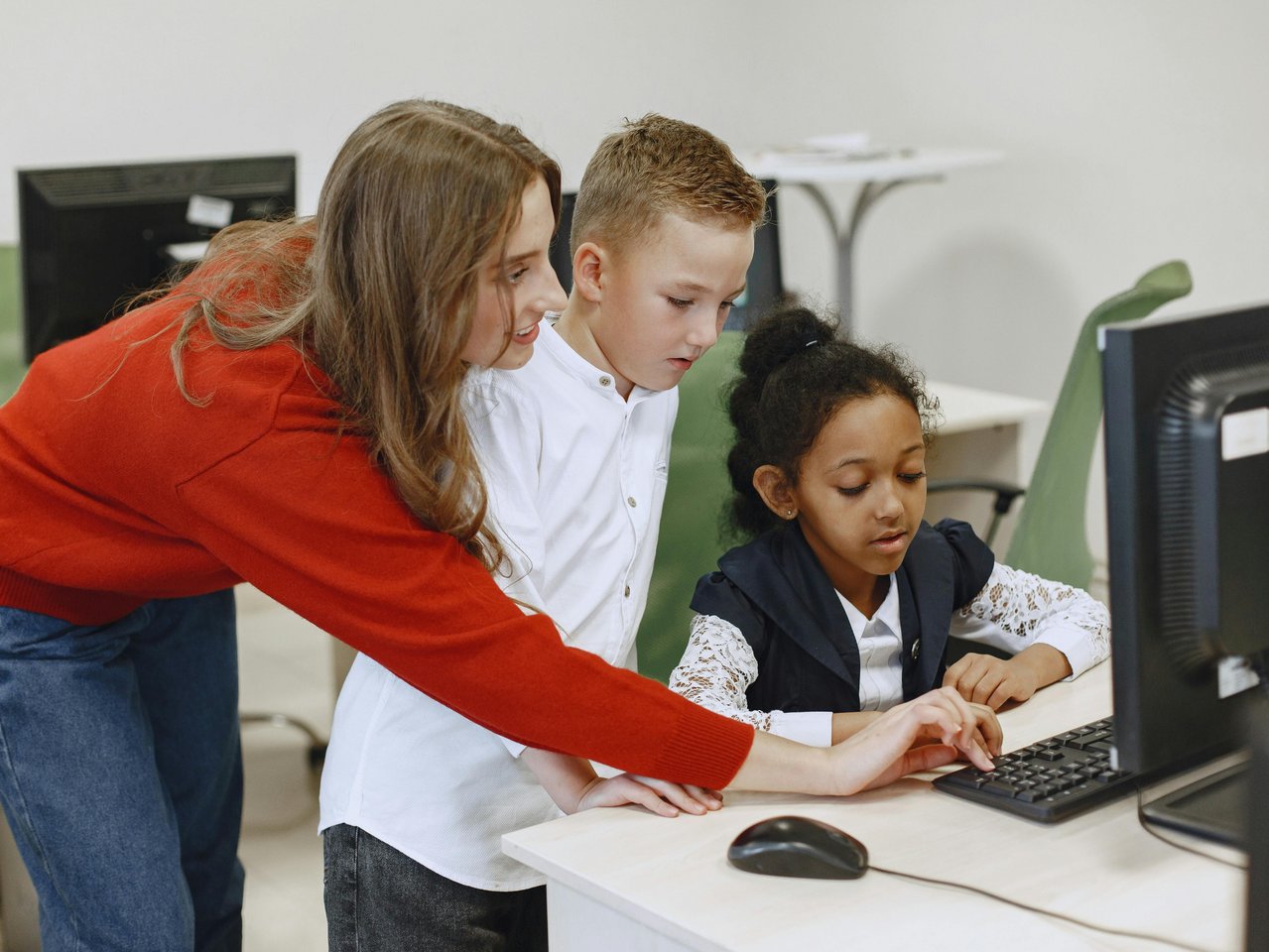 Schulkinder mit Lehrkraft - Digitalisierung