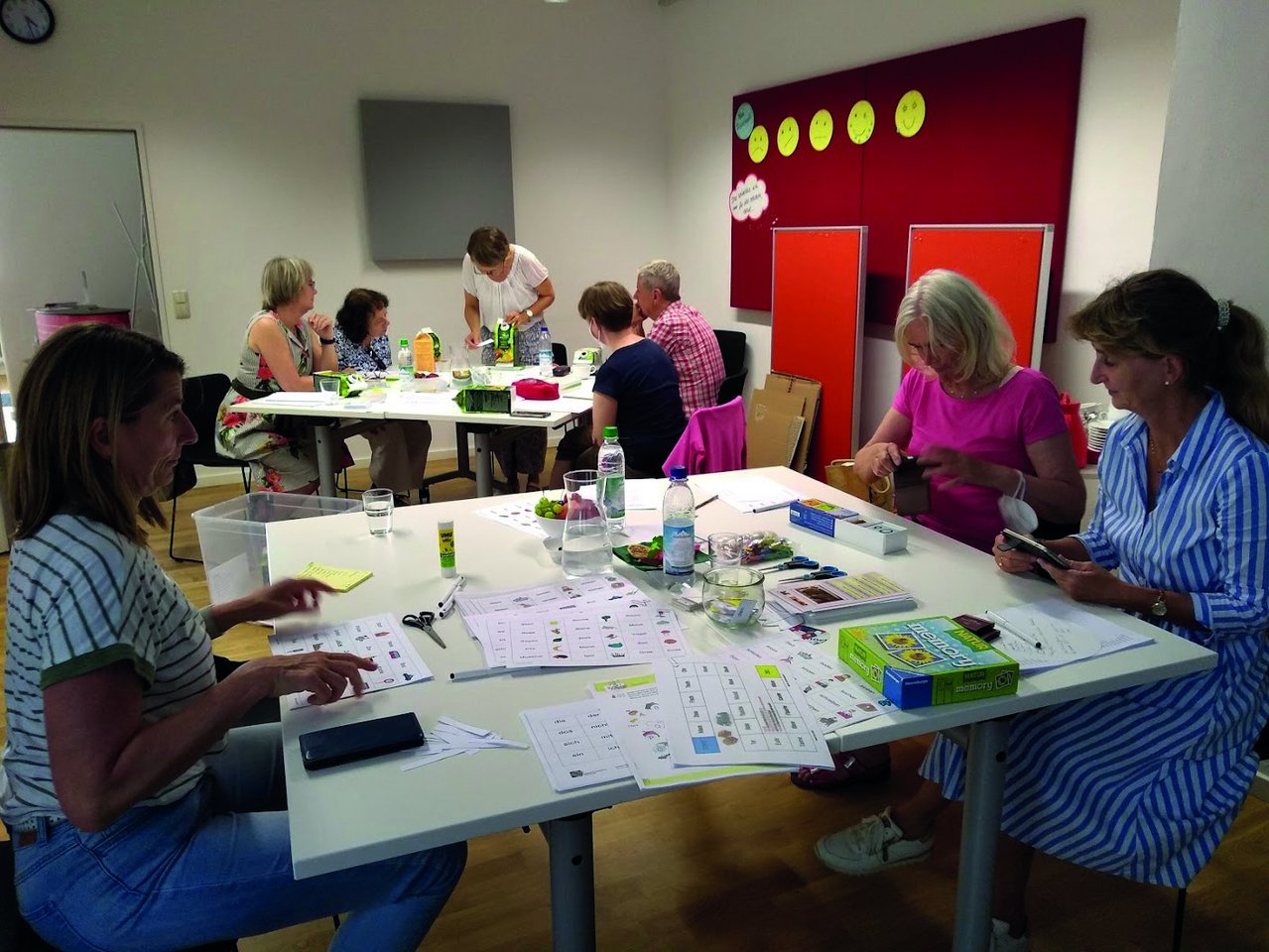 Frauen am Tisch - Ehrenamtliche fördern Kinder beim Lesen
