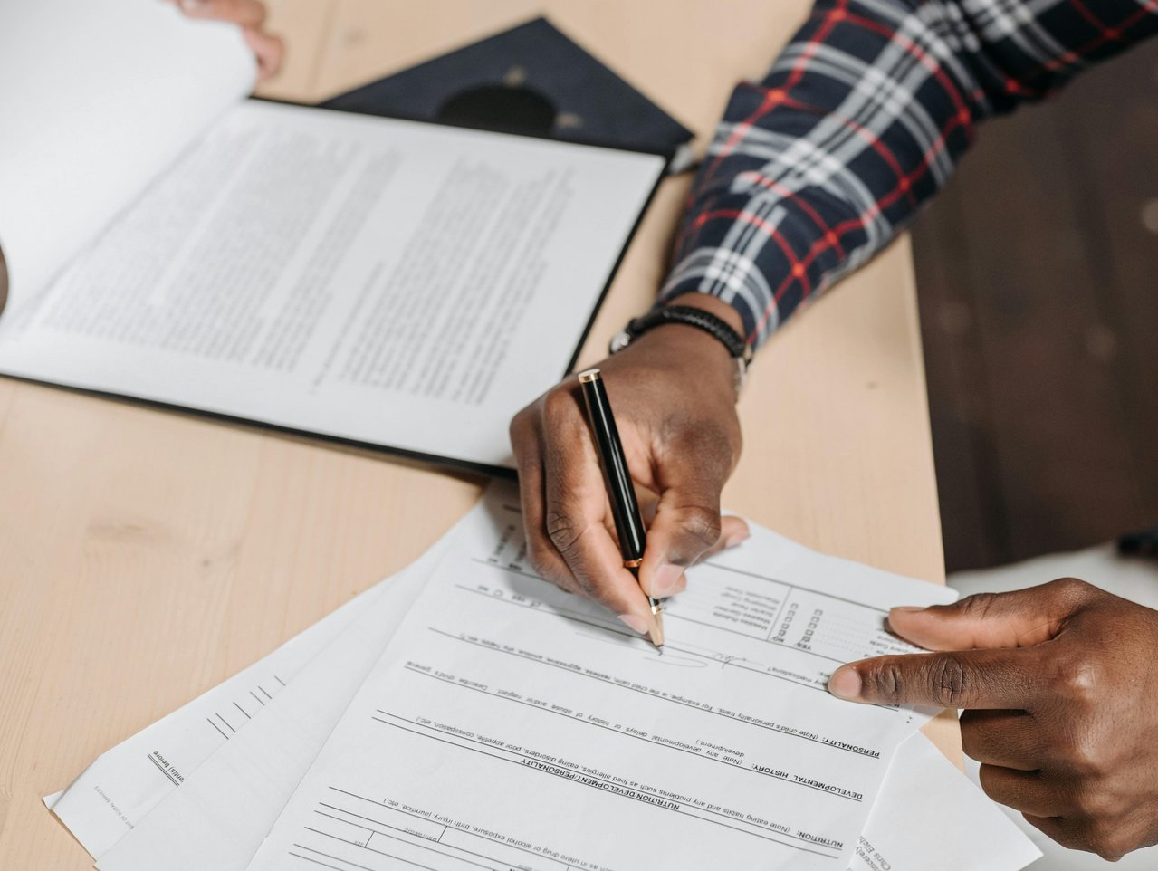 Schreibtisch mit Hand - Bürokratieabbau