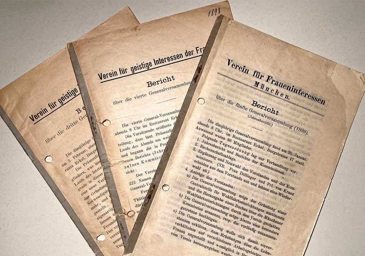 Fraueninteressen_130Jahre_Stadtrundgang_Koeniginstrasse-Vereinsname.jpg