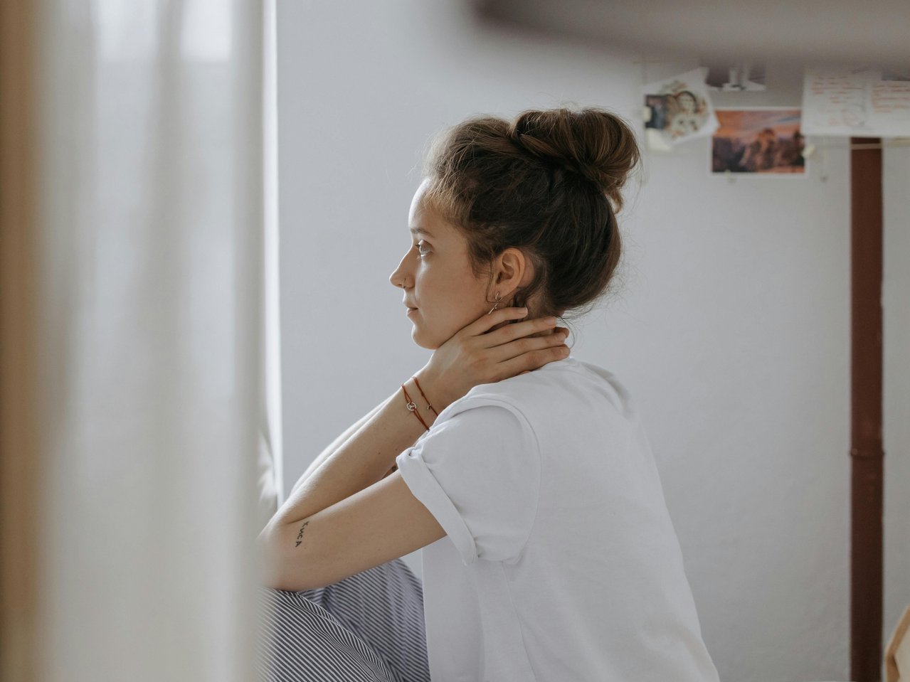 Frau auf Wohnungssuche - bezahlbarer Wohnraum ist Lebensgrundlage