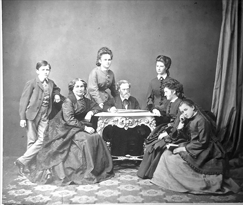 Emma Haushofer-Merk, 3.v.l, im Kreis ihrer Familie, © Privatarchiv Brigitte Kobayashi