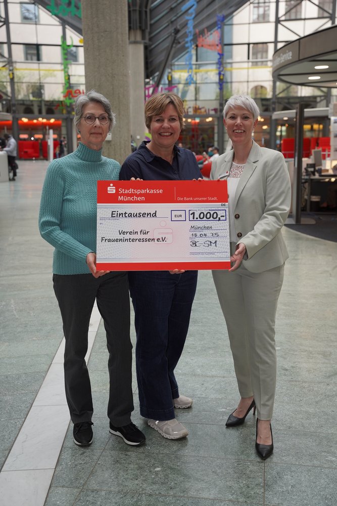 Verena Hillen (Stadtsparkasse München) überreicht den Spendenscheck an Inga Fischer und Ute Bujara (Verein für Fraueninteressen e. V.