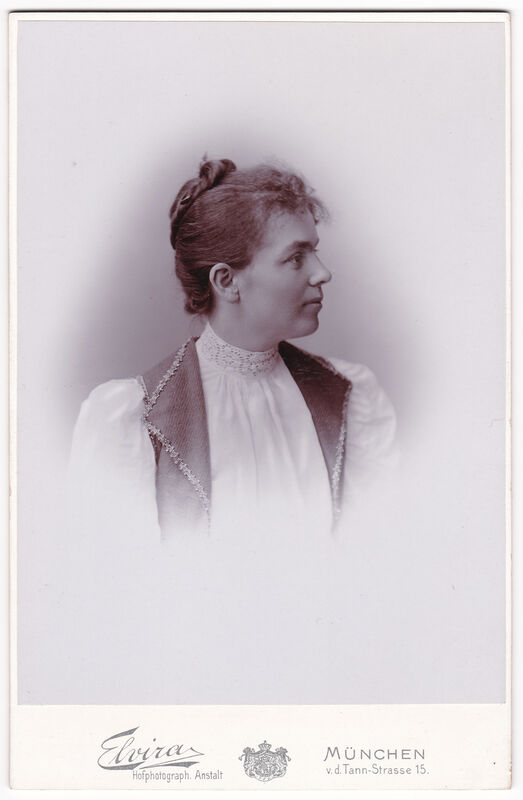 Charlotte (Lotte) Baur um 1897