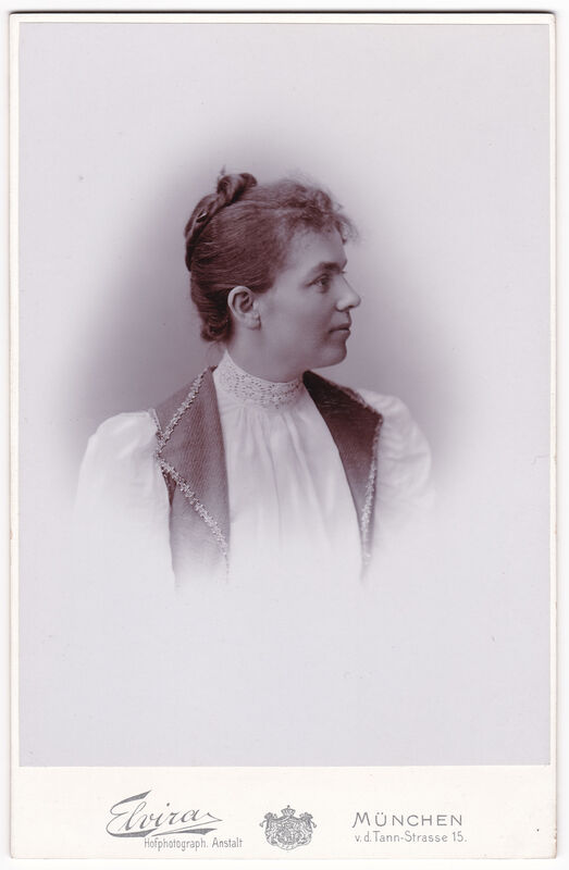 Charlotte (Lotte) Baur um 1897 Charlotte (Lotte) Baur um 1897