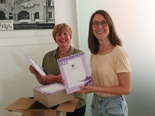 Jahresbericht 2022 ist druckfrisch eingetroffen – Inga Fischer und Verena Koppitz betrachten ihn freudig