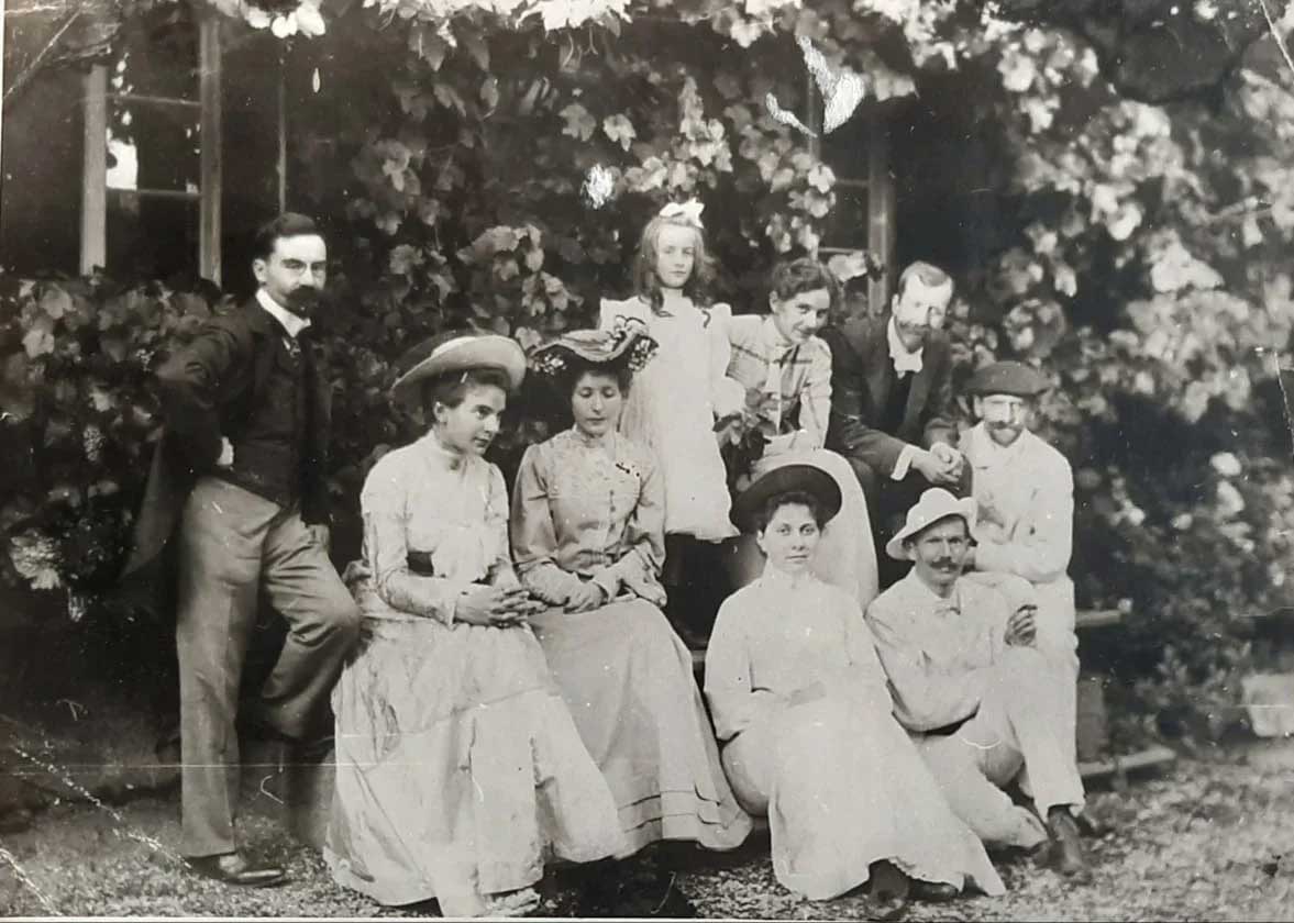 ©Familienarchiv Mannhardt mit freundlicher Genehmigung: https://sprecher-becker.de Heinrich Steinitzer (ganz rechts im Bild) mit Mitgliedern der Familien Mann und Mannhardt in Feldafing ca. 1900.